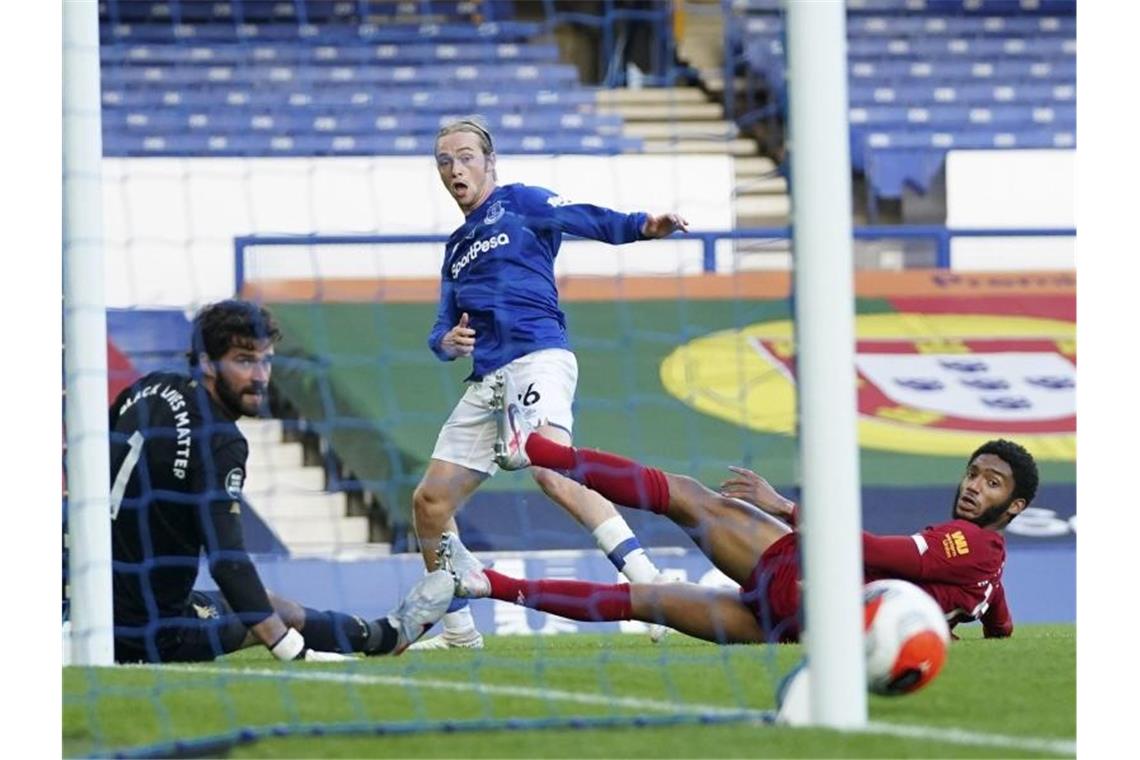 Nullnummer: Jubelt Liverpool zuhause oder in Manchester? Evertons Tom Davies (M) scheitert mit seinem Schuss am linken Pfosten. Foto: Jon Super/AP Pool/dpa