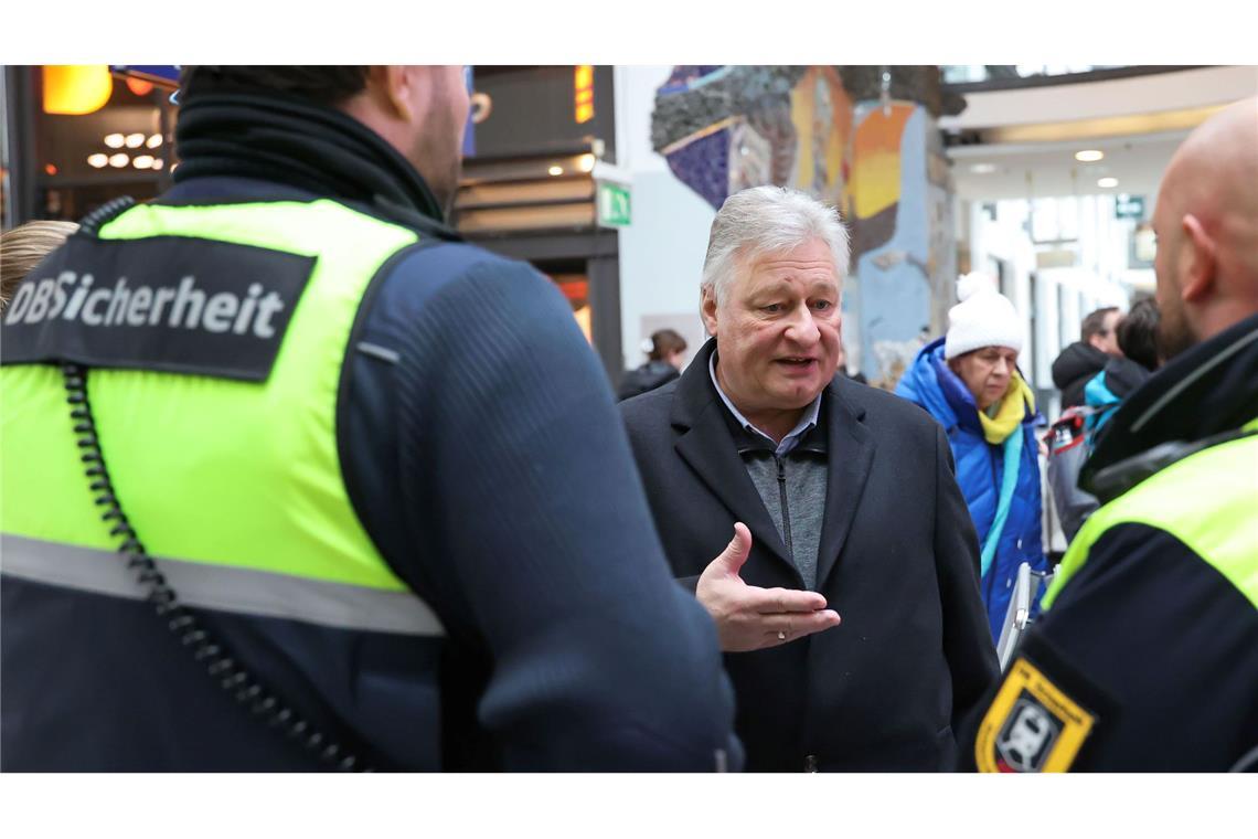 EVG-Chef Martin Burkert fordert eine flächendeckende Doppelbesetzung vor allem in Regionalzügen. (Archivbild)