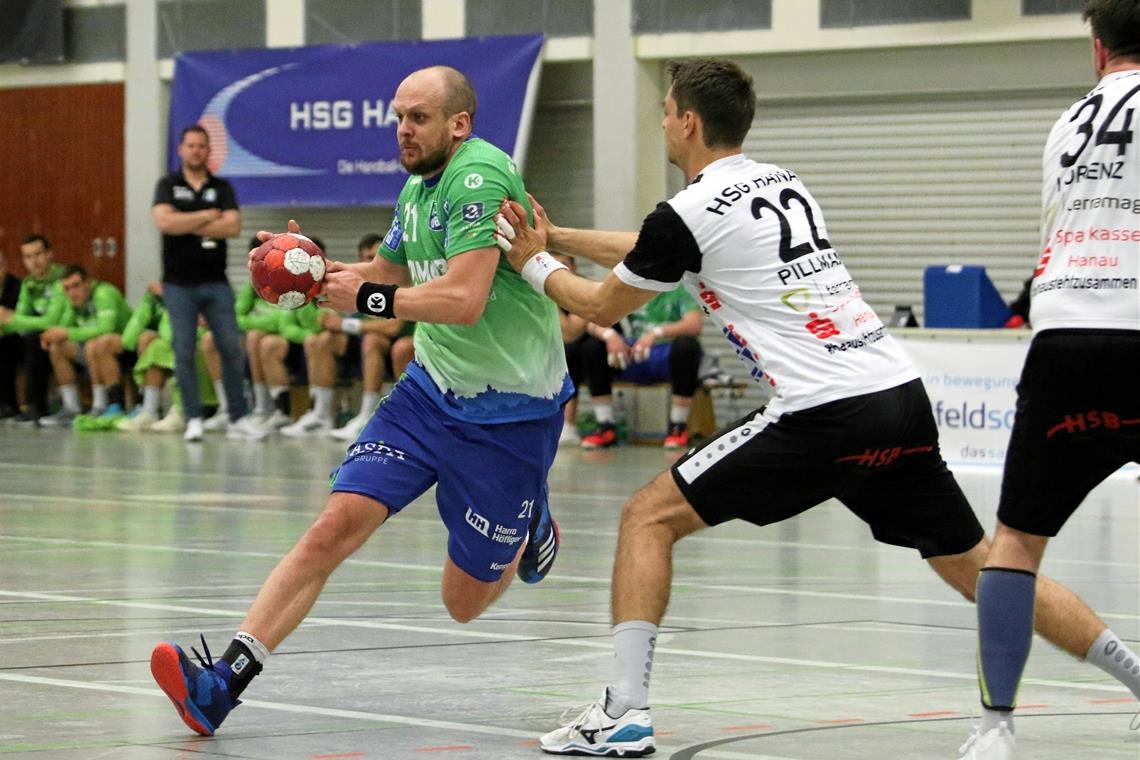 Evgeni Prasolov (am Ball) ließ sich mit dem HC Oppenweiler/Backnang in Hanau nicht aufhalten. Am Ende hieß es 24:24 in einer spannenden Begegnung. Foto: A. Hornauer