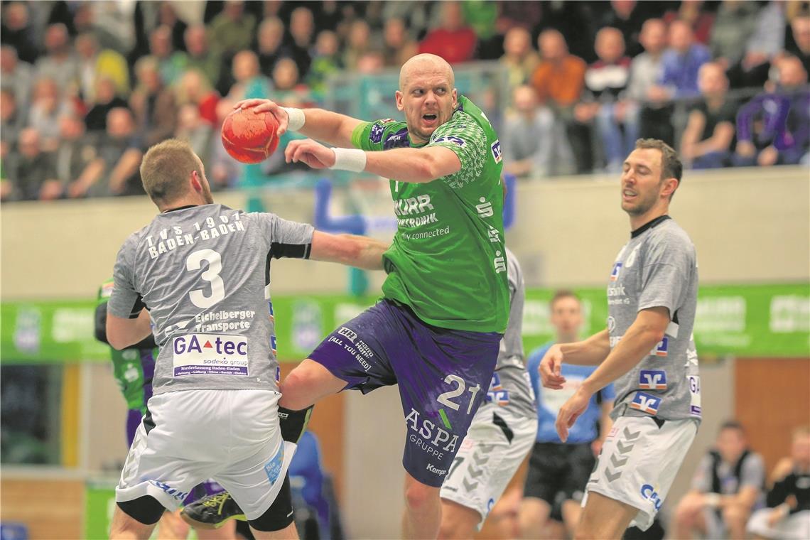 Der Sommerfahrplan des HC Oppenweiler/Backnang steht fest Evgeni Prasolov (beim Wurf) absolviert mit dem HCOB das erste Testspiel bei der SG Weissach im Tal. Foto: A. Becher