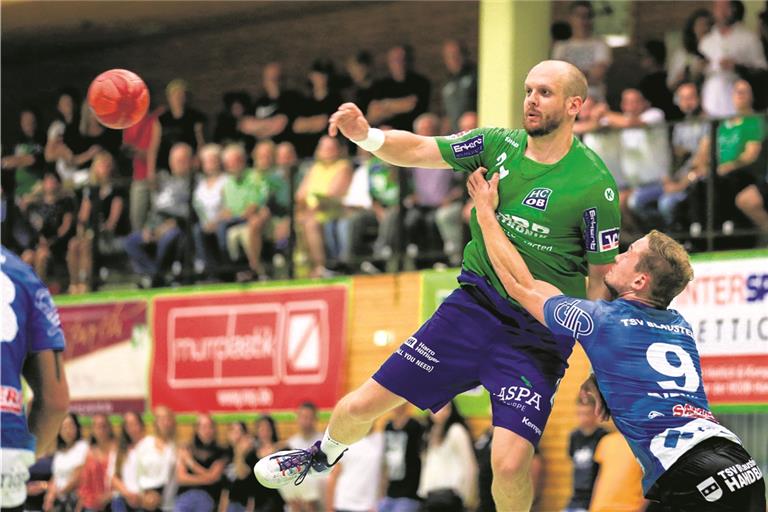 Evgeni Prasolov (grünes Trikot) wird nach seiner Pause im HCOB-Angriff eine zusätzliche Option sein. Foto: A. Becher