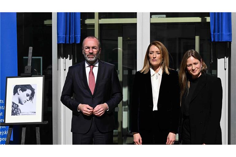 EVP-Vorsitzender Manfred Weber, Parlamentspräsidentin Roberta Metsola und Schauspielerin Julia Jentsch (von links) bei der Zeremonie zu Ehren Sophie Scholls in Brüssel