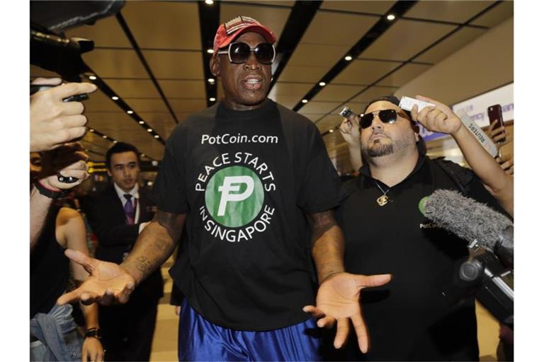 Ex-Basketball-Superstar Dennis Rodman (M) wird am 13. Mai 60 Jahre alt. Foto: Wong Maye-E/AP/dpa