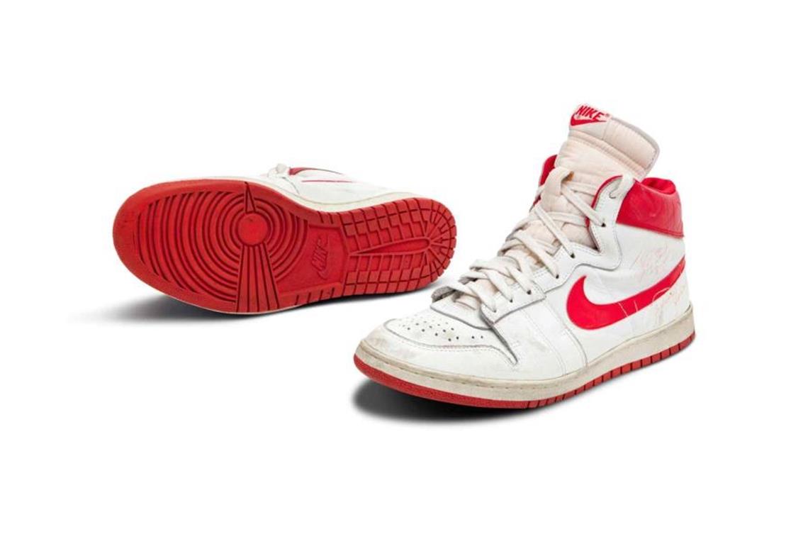 Ex-Basketballprofi Michael Jordan trug die Schuhe in seiner ersten NBA-Saison. Foto: -/Sothebys/dpa