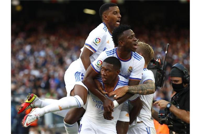 Ex-Bayern-Profi David Alaba (unten) leitete den Real-Sieg beim FC Barcelona ein. Foto: Joan Monfort/AP/dpa