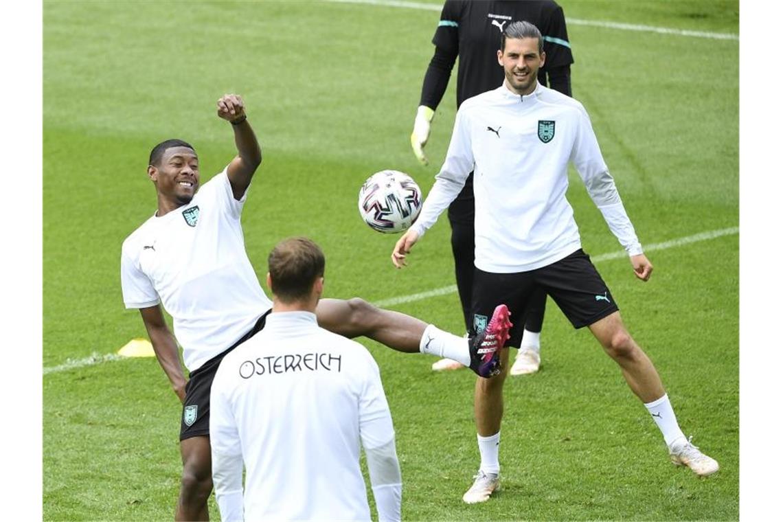 Ex-Bayern-Star David Alaba (l) will mit Außenseiter Österreich den favorisierten Italienern ein Bein stellen. Foto: Robert Jaeger/APA/dpa