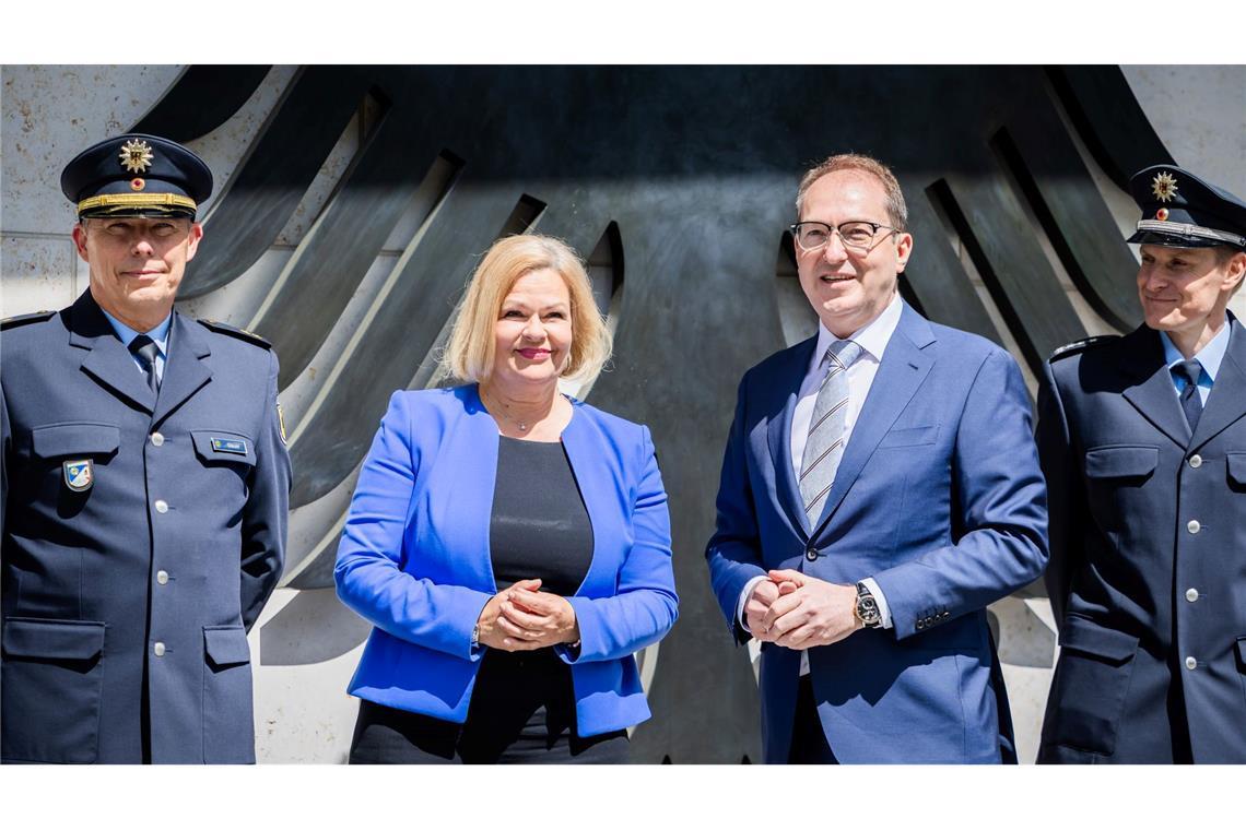 Bundesregierung muss Afghanen mit Zusage Visa erteilen Ex-Bundesinnenministerin Nancy Faeser (SPD), hier bei ihrer Amtsübergabe an Alexander Dobrindt (CSU), hatte sich zum Bundesaufnahmeprogramm mit der damaligen Außenministerin, Annalena Baerbock (Grüne) abgestimmt. (Archivfoto)