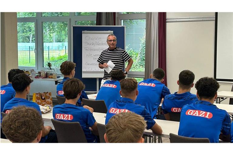 Ex-Bundesligaspieler Ralf Vollmer spricht  vor den U-19-Spielern der Stuttgarter Kickers. 
Foto: red