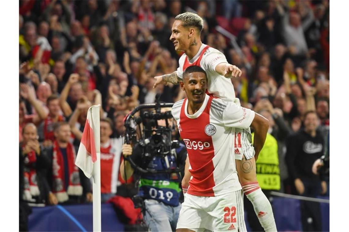 Lehrstunde im Hexenkessel: BVB geht bei Ajax unter Ex-Eintracht-Profi Sébastien Haller (unten) und Antony stellten nach der Pause mit ihren Toren den Endstand her. Foto: Bernd Thissen/dpa