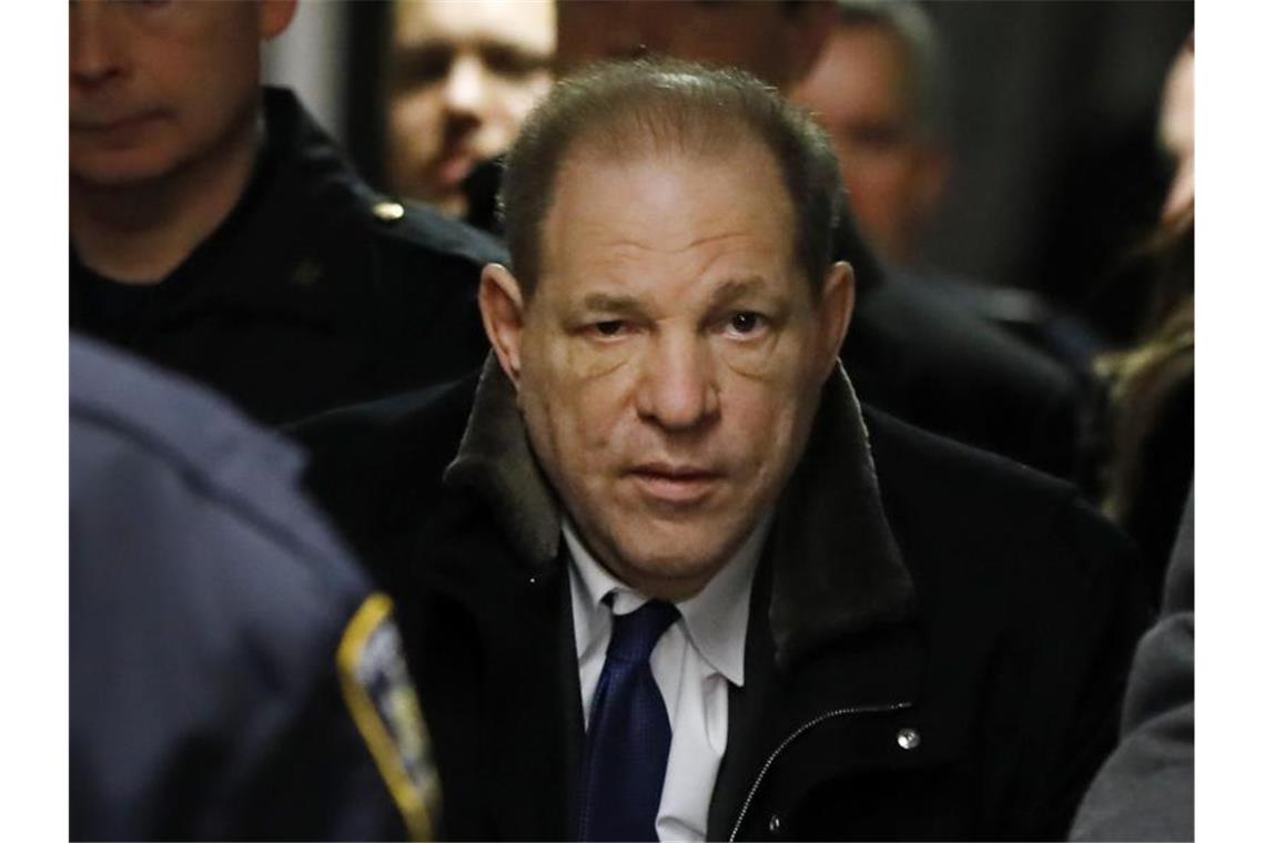 Ex-Filmproduzent Harvey Weinstein bestreitet, zwei Frauen sexuell misshandelt zu haben. Foto: Richard Drew/AP/dpa