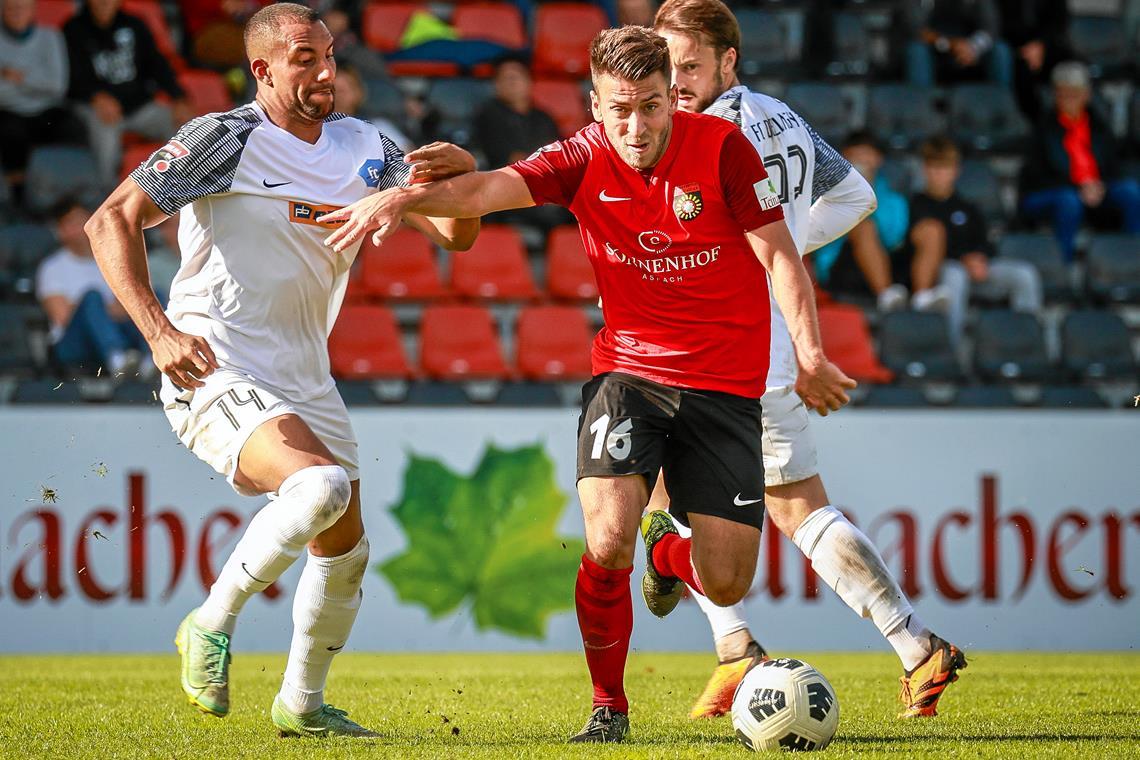 Marius Kunde kehrt mit der SG Sonnenhof Großaspach zu seinem Ex-Verein zurück Ex-FSV-Kapitän Marius Kunde (am Ball) sieht sich mit der Entscheidung zum Wechsel nach Aspach auf dem richtigen Weg. Foto: Alexander Becher