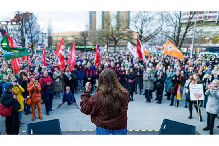 Ex-Grünen-Vorsitzende Ricarda Lang spricht in Hannover zu den Teilnehmerinnen und Teilnehmern der Kundgebung.