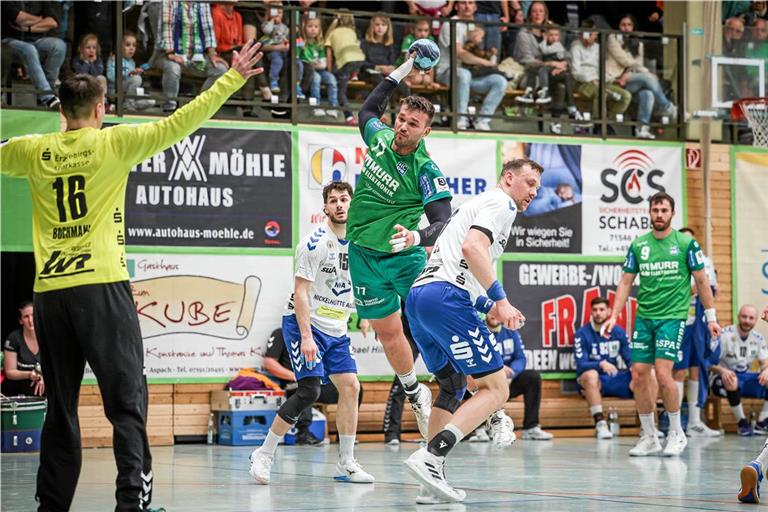 Ex-HCOB-Spieler Tim Düren (beim Wurf) kehrt ins Murrtal zurück. Archivfoto: Alexander Becher