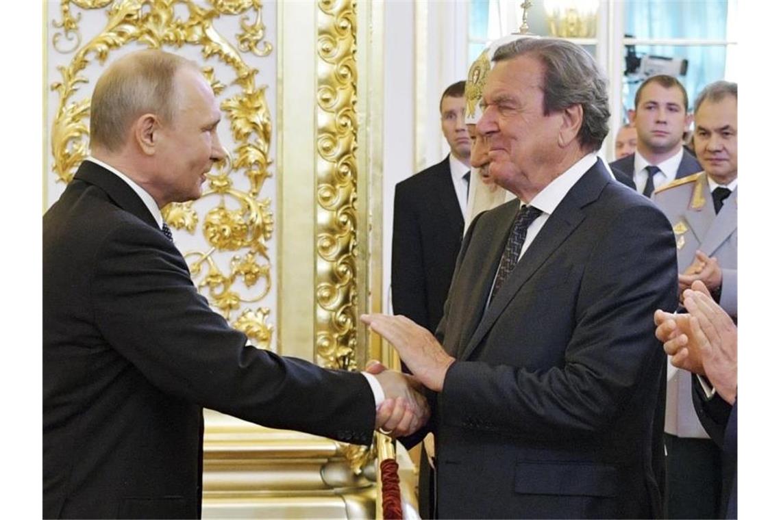 Schröder-Kim verteidigt Ehemann gegen Kritik aus SPD Ex-Kanzler Gerhard Schröder gratuliert Wladimir Putin zu dessen Amtseinführung als Präsident von Russland. Foto: Alexei Druzhinin/POOL SPUTNIK KREMLIN/AP/dpa