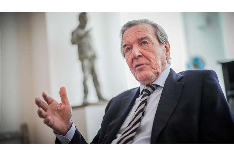 Ex-Kanzler Gerhard Schröder (SPD) hat sich wegen einer Burnout-Diagnose in klinische Behandlung begeben.