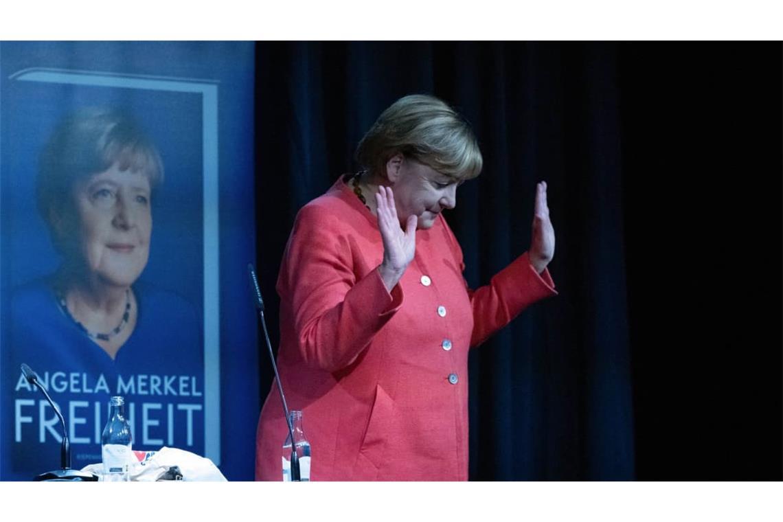 Ex-Kanzlerin Angela Merkel auf der Bühne bei der Vorstellung ihres Buchs „Freiheit. Erinnerungen 1954 - 2021“. Gemeinsam mit ihrer langjährigen Büroleiterin Baumann verfasste die ehemalige Bundeskanzlerin Merkel ihre Erinnerungen. (Archivfoto)