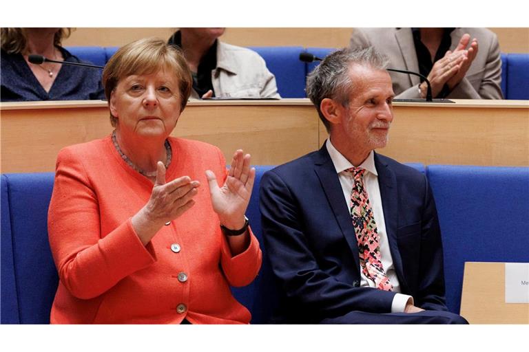 Ex-Kanzlerin Angela Merkel hielt bei der "Hommage" der Konrad-Adenauer-Stiftung die Laudatio für Schauspieler Ulrich Matthes (r).