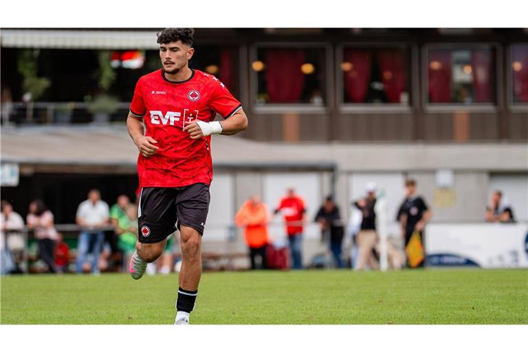 Ex-Kickers-Profi Oguzhan Kececi sah im Göppinger Dress Rot gegen den VfR Aalen.      
Foto: Imago/Eibner