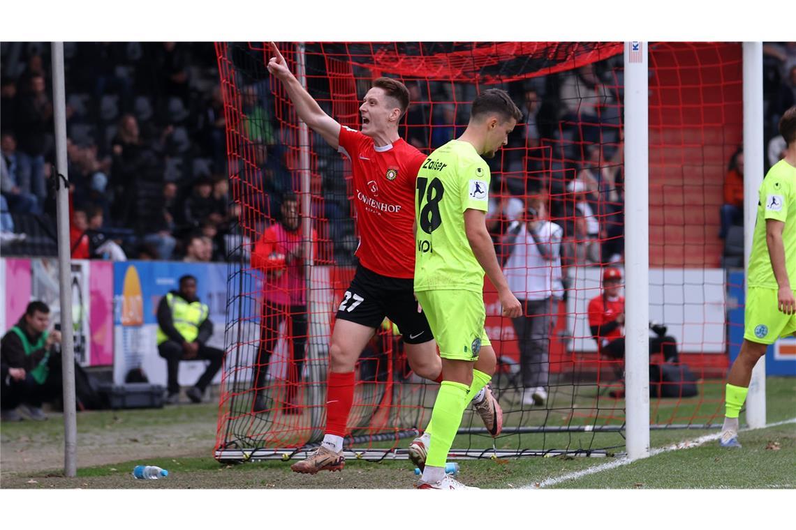 Ex-Kickers-Spieler Loris Maier (li.) schenkte den Blauen mit zwei Treffern für die SG Sonnenhof Großaspach am 15. November gehörig einen ein. Am Ende verloren die Kickers das Derby vor 4850 Zuschauern mit 1:3 – trotz 40-minütiger Überzahl.