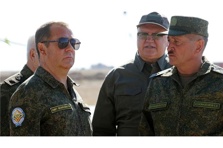 Ex-Kremlchef Medwedew bei einem Militärbesuch. (Archivbild)