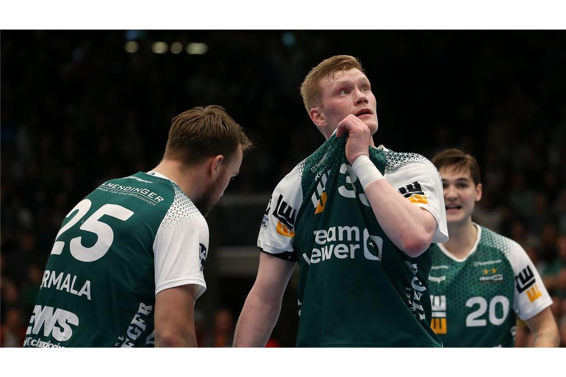 Lehrstunde von Ivan Martinovic und den Löwen Ex-Löwe Ymir Gislason und seine Göppinger Mitspieler Ludvig Jurmala (li.) und Ludvig Hallbäck (re.) sind enttäuscht – Frisch Auf war chancenlos.