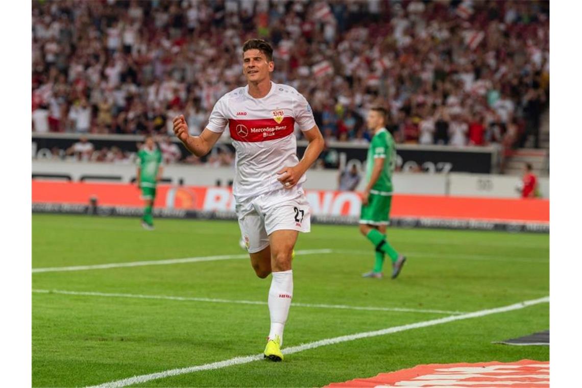 Ex-Nationalspieler Mario Gomez feiert sein Tor zum 1:0 gegen Hannover. Foto: Daniel Maurer