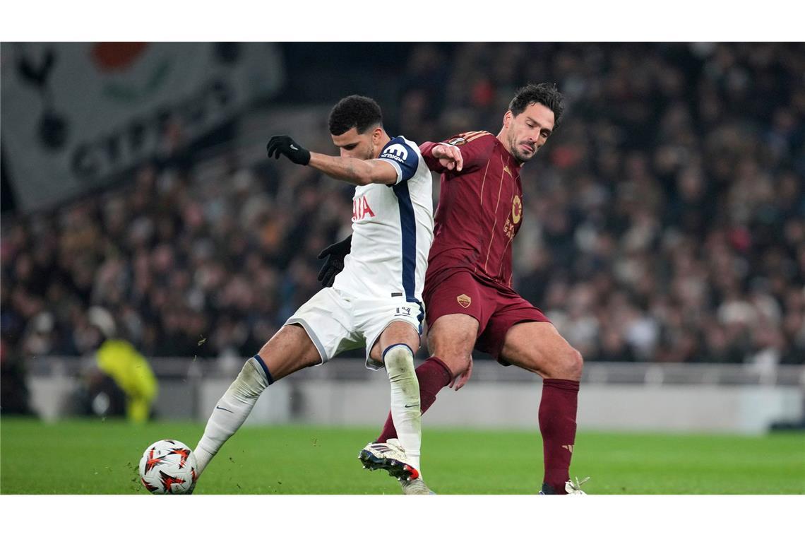 Rom-Trainer: Hummels kann "außergewöhnlich gut" sein Ex-Nationalspieler Mats Hummels (r) traf für die Roma gegen Tottenham.