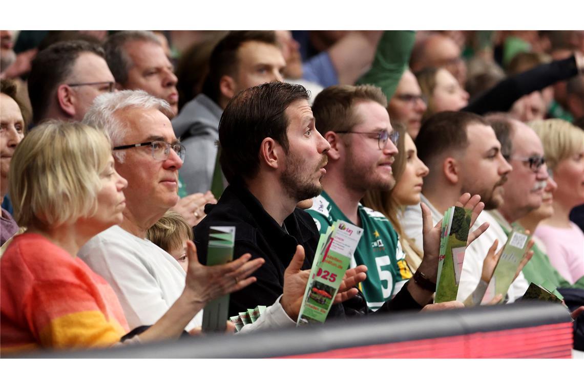 Frisch Auf feiert Matchwinner Bart Ravensbergen Ex-Nationalspieler Michael Haaß (3. von li.) war Gast in der EWS-Arena.