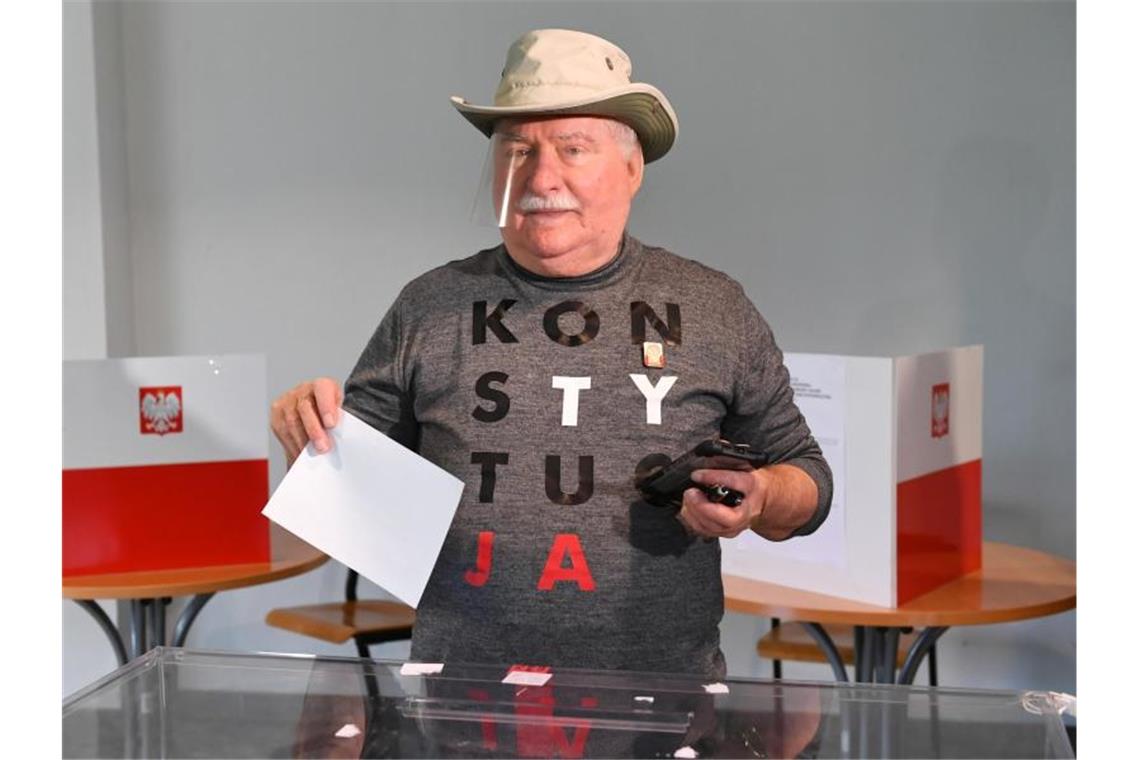 Wahlkrimi in Polen: Das Rennen zwischen Duda und Trzaskowski Ex-Präsident Lech Walesa wählt in Danzig. Foto: Adam Warzawa/PAP/dpa