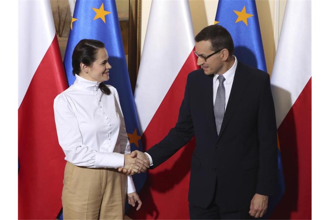 Lukaschenko lässt Oppositionszentrale schließen Ex-Präsidentenkandidatin Swetlana Tichanowskaja wird in Warschau vom polnischen Ministerpräsidenten Mateusz Morawiecki empfangen. Foto: Czarek Sokolowski/AP/dpa