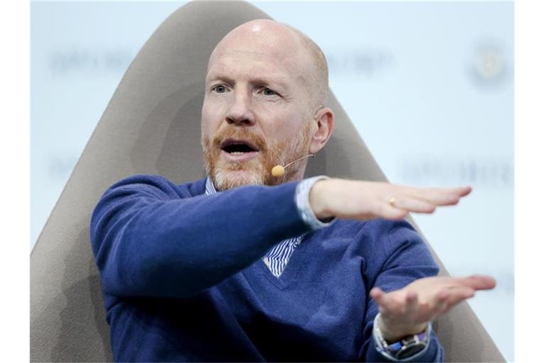 Ex-Profi Matthias Sammer beantwortet Fragen eines Moderators. Foto: Roland Weihrauch/Archivbild