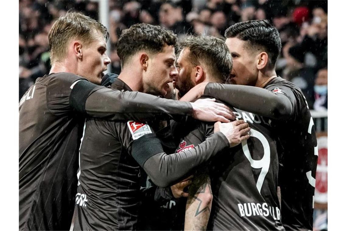 FC St. Pauli nach Sieg über Schalke vorzeitig Herbstmeister Ex-Schalke-Profi Guido Burgstaller (2.v.r) traf für St. Pauli doppelt. Foto: Axel Heimken/dpa