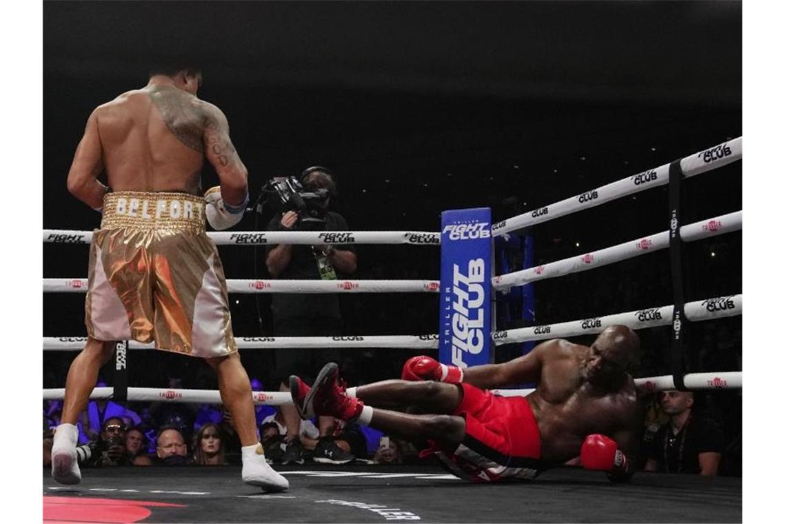 Ex-Schwergewichts-Champion Evander Holyfield (r) geht zu Boden. Foto: Rebecca Blackwell/AP/dpa