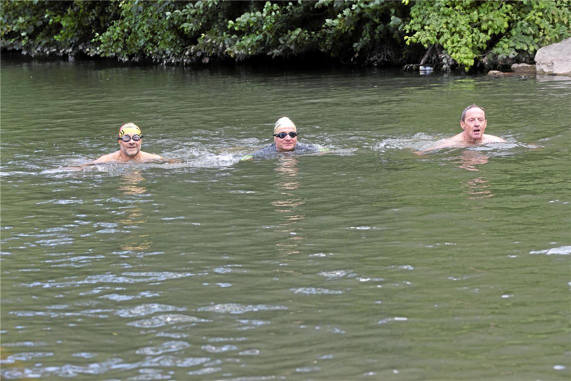 Ex-Stadtrat Karl Scheib (von rechts), Triathlet und amtierender Stadtrat Jörg Bauer und der Extremschwimmer Martin Tschepe haben 2020 bewiesen, dass das Schwimmen in der Murr gut funktioniert. Archivfoto: Tobias Sellmaier