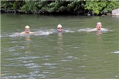 Ex-Stadtrat Karl Scheib (von rechts), Triathlet und amtierender Stadtrat Jörg Bauer und der Extremschwimmer Martin Tschepe haben 2020 bewiesen, dass das Schwimmen in der Murr gut funktioniert. Archivfoto: Jörg Fiedler
