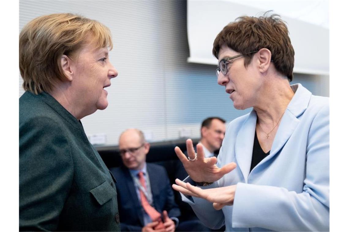 Merkel: Mische mich nicht in Prozess um CDU-Vorsitz ein Ex- und Noch-CDU-Chefin im Gespräch: Angela Merkel und Annegret Kramp-Karrenbauer. Foto: Kay Nietfeld/dpa