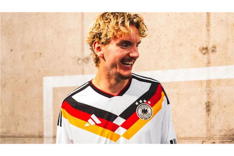 Ex-VfB-Stürmer Nick Woltemade im neuen Adidas-Trikot.