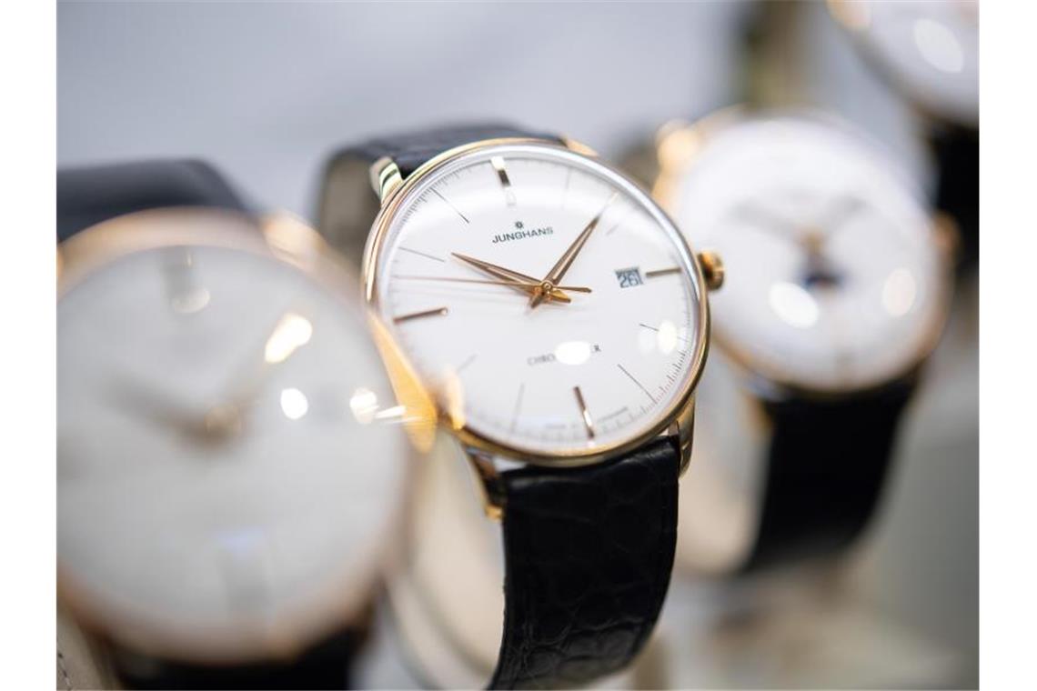Corona kostet Uhrenfabrik Junghans viel Umsatz Exemplare der Linie „Meister“ des Uhrenherstellers Junghans. Foto: Sebastian Gollnow/dpa