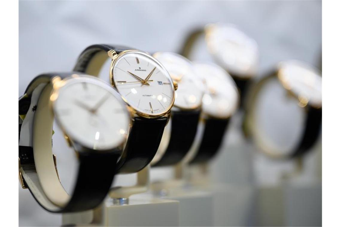 Exemplare der Uhrenlinie "Meister" des Uhrenherstellers Junghans stehen in dessen Verkauf. Foto: Sebastian Gollnow/dpa