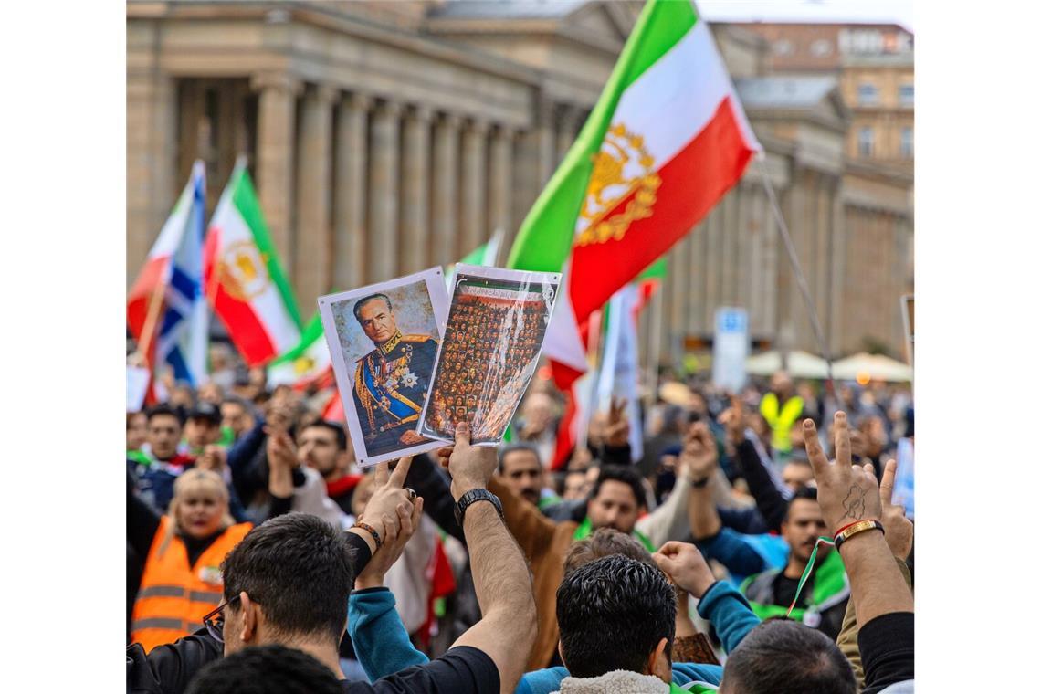 Exiliraner schwenken die historische Iranflagge und fordern die Rückkehr der Schah-Dynastie.
