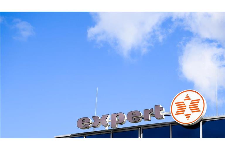 Expert betreibt 65 eigene Fachmärkte. Als zweitgrößter Elektronikhändler setzt das Unternehmen auch verstärkt auf Onlinehandel.