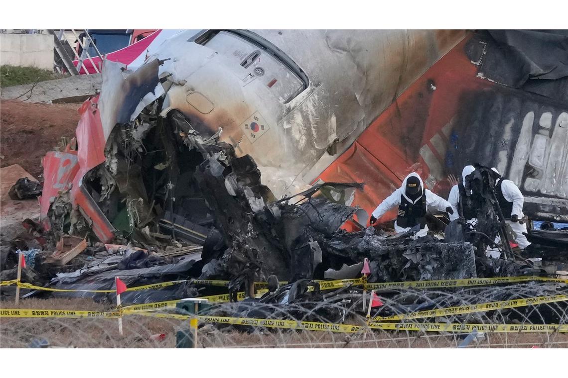 Ermittlungen zum Unglücksflug in Südkorea - Mauer im Fokus Experten aus den USA und Südkorea ermitteln zur Unfallursache.