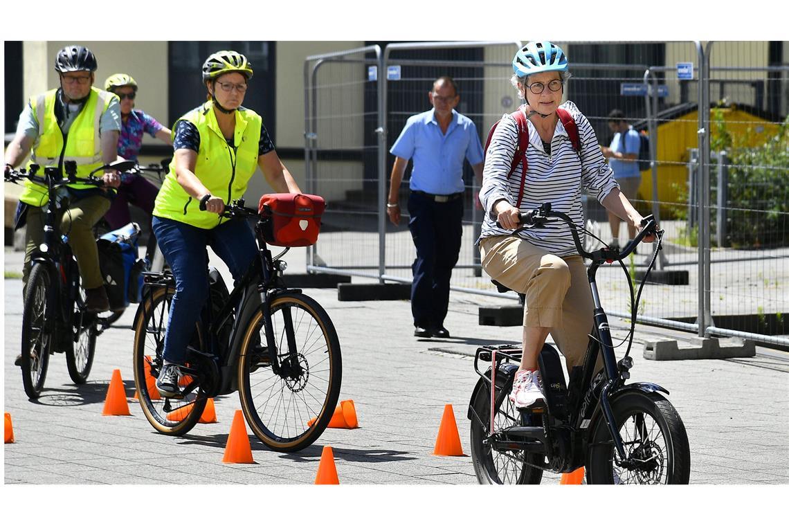 Gefährdete Senioren auf E-Bikes Experten raten Senioren, einen Pedelec-Kurs zu machen und zu lernen, sich selbst einzuschätzen.