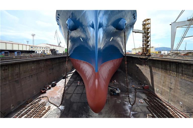 Experten rechnen damit, dass in den kommenden Jahren weltweit immer mehr Flüssigerdgas (LNG) gehandelt wird. Das Foto zeigt den Bug des LNG-Tankschiffs "Maran Gas Amorgos", das kürzlich für eine Wartung in einem Trockendock in Spanien lag.