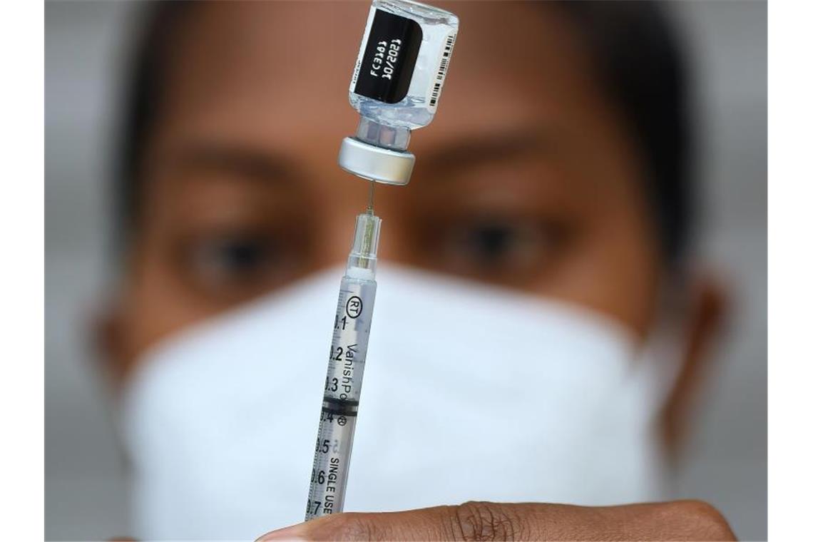 Biden ruft Berechtigte zu Corona-Auffrischungsimpfungen auf Experten von FDA und CDC haben Auffrischungen nur für Menschen ab 65 Jahren und Risikogruppen empfohlen. Foto: Paul Hennessy/SOPA Images via ZUMA Press Wire/dpa