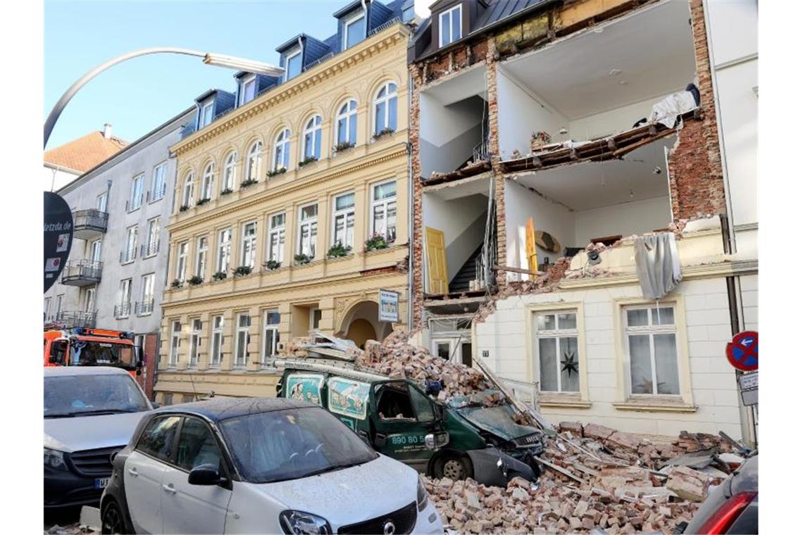 Fassade von Hamburger Wohnhaus stürzt ein: Zwei Verletzte