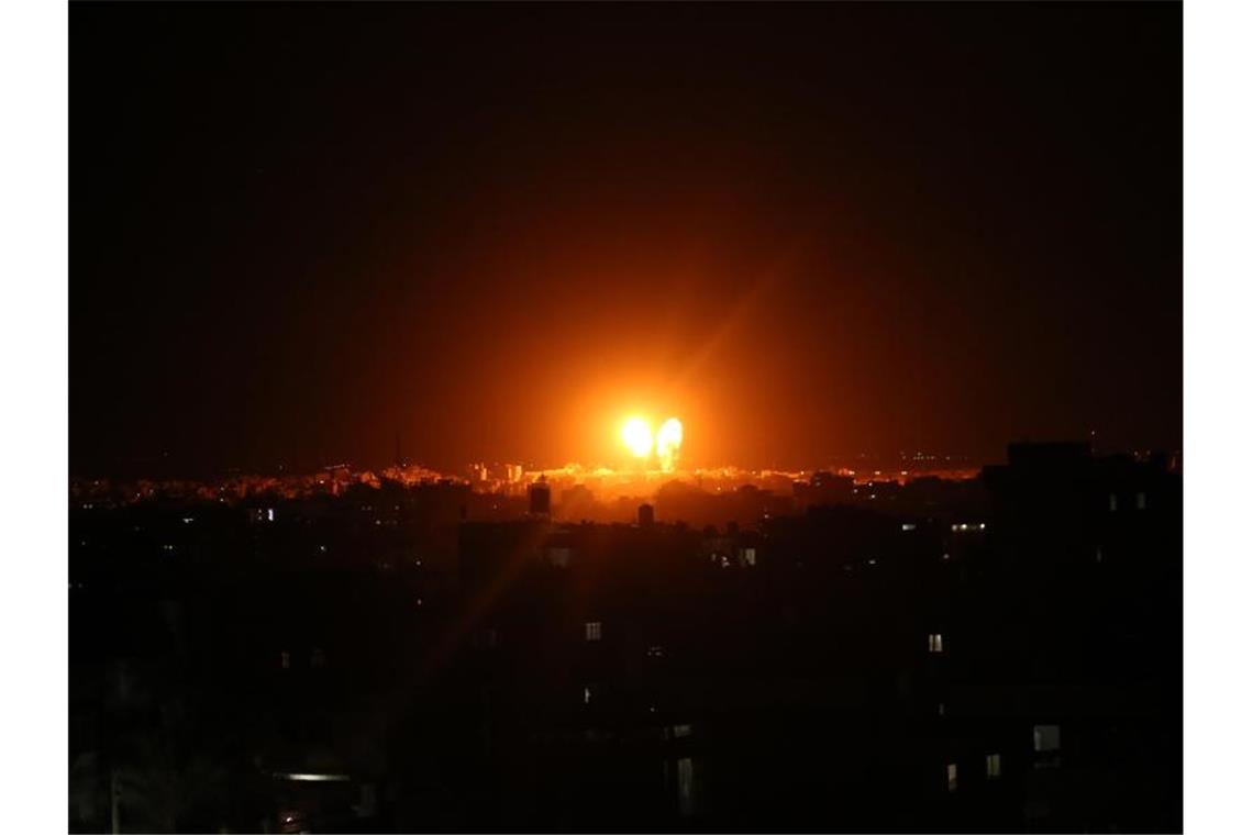 Explosionen erhellen den Nachthimmel über Gebäuden in Gaza-Stadt, während israelische Streitkräfte den Gazastreifen im Juni beschießen. (Archivbild). Foto: Bashar Taleb/APA Images via ZUMA Wire/dpa