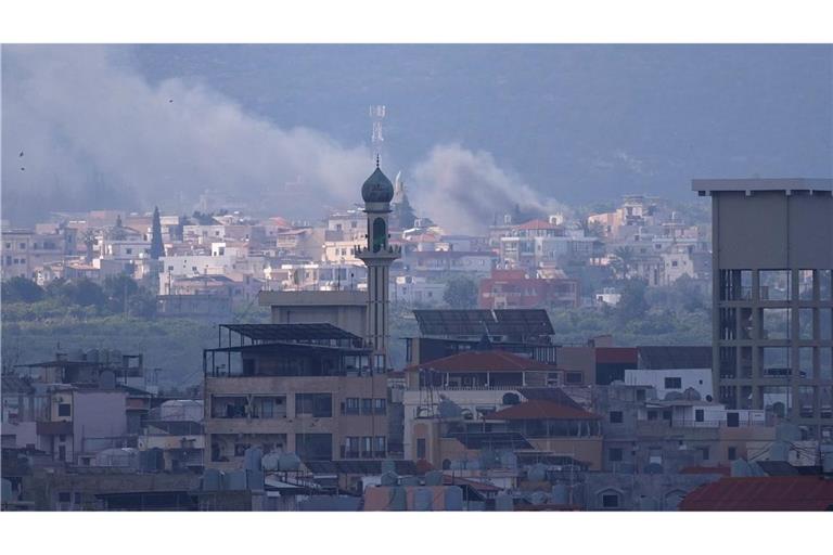 Explosionen in der Ferne: Rauch nach Luftangriff auf Qlaileh steigt nahe Tyrus im Südlibanon auf.