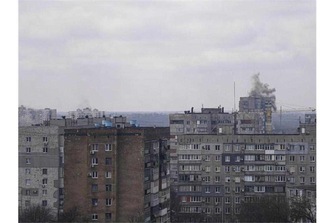 Selenskyj: Fast 100.000 evakuiert, Mariupol weiter blockiert Explosionen während des Beschusses eines Wohnviertels in Mariupol. Foto: Evgeniy Maloletka/AP/dpa