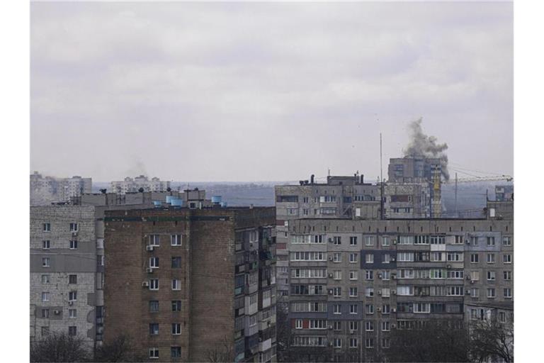Explosionen während des Beschusses eines Wohnviertels in Mariupol. Foto: Evgeniy Maloletka/AP/dpa